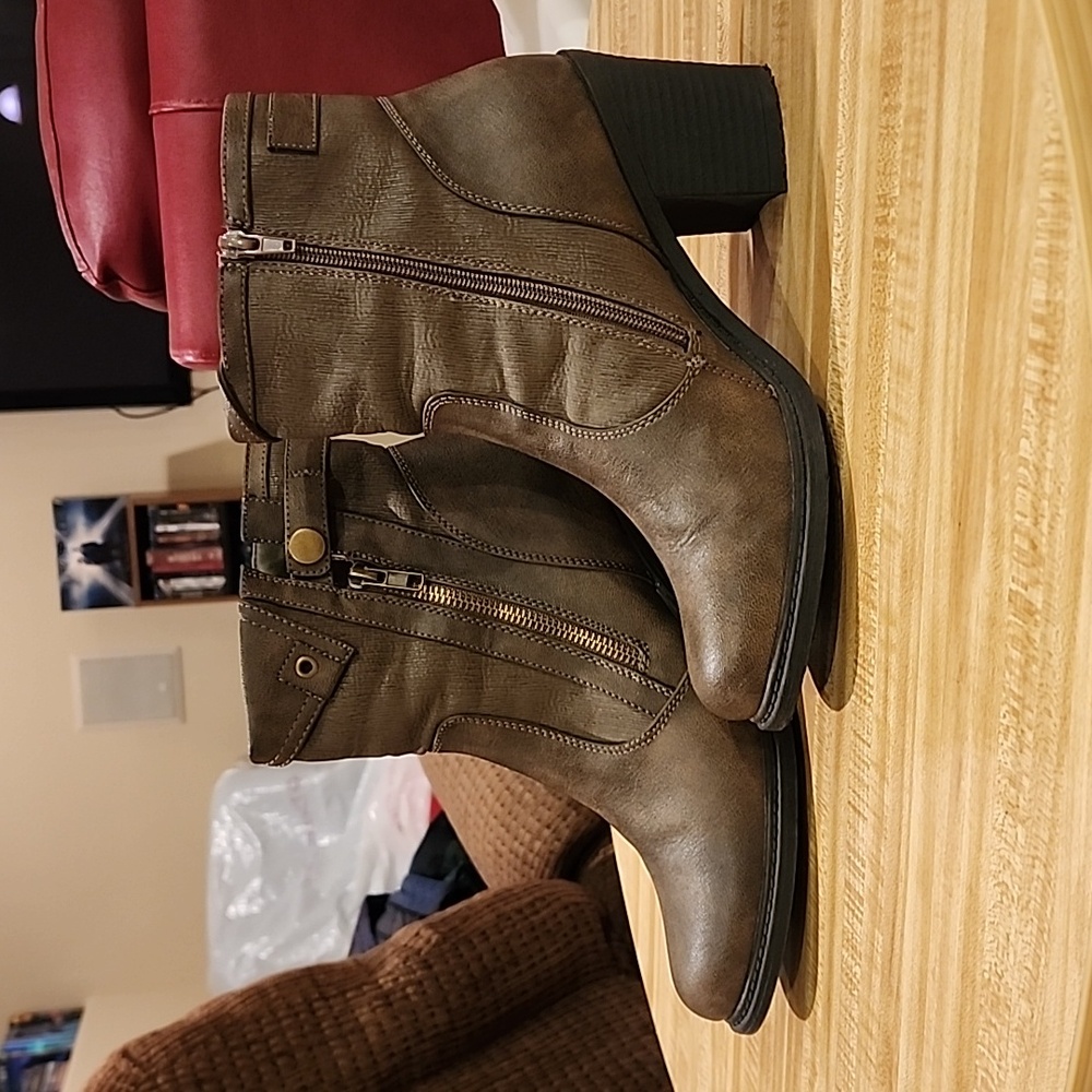 Crown Vintage Brown Boots
